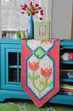 Trendy Table 2 -Qbpn dsc 8236 adj vase 600